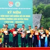 Tặng Kỷ niệm chương cho các cựu thanh niên xung phong tỉnh Quảng Bình. (Ảnh: Tá Chuyên/TTXVN)