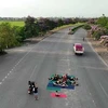 Hình ảnh nhóm phụ nữ tập yoga tạo dáng chụp ảnh giữa đường ở Thái Bình gây bức xúc dư luận.