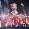Chương trình nghệ thuật đặc biệt bế mạc Lễ hội Làng Sen là hoạt động chính trị, văn hóa có ý nghĩa quan trọng, thể hiện lòng biết ơn, thành kính đối với Chủ tịch Hồ Chí Minh. (Ảnh: Bích Huệ/TTXVN)