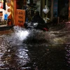 Mưa lớn gây ngập trên phố Khương Hạ ngay sau cơn mưa lớn. (Ảnh: Tuấn Anh/TTXVN)