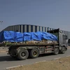 Xe chở hàng viện trợ di chuyển trên tuyến đường ở miền Trung Dải Gaza ngày 21/5. (Ảnh: THX/TTXVN)