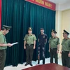 Cơ quan điều tra đọc quyết định khởi tố, lệnh bắt tạm giam đối với Phan Quang Tùng. (Nguồn: Công an tỉnh Phú Thọ)