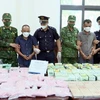 Hai đối tượng vận chuyển hơn 70kg ma túy qua cửa khẩu Cầu Treo (Hà Tĩnh) bị bắt giữ. (Ảnh: TTXVN phát)