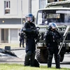 Cảnh sát gác trên đường phố tại Noumea, quần đảo New Caledonia, vùng lãnh thổ hải ngoại của Pháp, ngày 14/5. (Ảnh: AFP/TTXVN)
