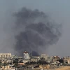 Khói bốc lên sau cuộc không kích của Israel xuống thành phố Rafah, Dải Gaza ngày 14/5. (Ảnh: THX/TTXVN)