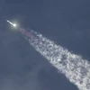 Tên lửa đẩy Super Heavy mang theo tàu vũ Starship không người lái của SpaceX rời bệ phóng tại Boca Chica, Texas, Mỹ, ngày 14/3. (Ảnh: AFP/TTXVN)