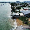 Tuyến bờ biển khu phố Ninh Chữ 1 (thị trấn Khánh Hải, huyện Ninh Hải) có chiều dài khoảng 600 mét đang bị ảnh hưởng trực tiếp bởi sóng biển xâm thực mạnh. (Ảnh: Nguyễn Thành/TTXVN)