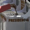 Cử tri bỏ phiếu tổng tuyển cử tại điểm bầu cử ở Mexico City, Mexico ngày 2/6. (Ảnh: THX/TTXVN)