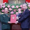 Chủ tịch nước Tô Lâm trao Quyết định bổ nhiệm chức vụ Chủ nhiệm Tổng cục Chính trị Quân đội Nhân dân Việt Nam cho Thượng tướng Trịnh Văn Quyết. (Ảnh: Nhan Sáng/TTXVN)
