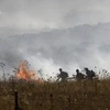 Lính cứu hỏa Israel dập lửa tại hiện trường vụ tấn công bằng rocket của lực lượng Hezbollah ở Liban nhằm vào ngoại ô thị trấn Katzrin thuộc Cao nguyên Golan, ngày 2/6. (Ảnh: AFP/TTXVN)