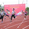 Các vận động viên nam tham gia chạy tiếp sức. (Ảnh: Văn Dũng/TTXVN)