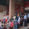 Hàng dài người dân xếp hàng để đăng ký mua vàng tại chi nhánh Sở Giao dịch Agribank Láng Hạ. (Ảnh: Hoàng Hiếu/TTXVN)