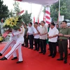 Chủ tịch nước Tô Lâm và các đại biểu dâng hương, dâng hoa tưởng niệm ông Hoàng Đình Giong. (Ảnh: Nhan Sáng/TTXVN)