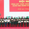 Thượng tướng Trịnh Văn Quyết, Chủ nhiệm Tổng cục Chính trị Quân đội Nhân dân Việt Nam và Thượng tướng Nguyễn Tân Cương, Tổng Tham mưu trưởng, Thứ trưởng Bộ Quốc phòng trao Bằng khen của Bộ Quốc phòng cho các tập thể. (Ảnh: Trọng Đức/TTXVN)