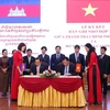 Tổng Thanh tra Chính phủ Đoàn Hồng Phong và Bộ trưởng Bộ Thanh tra Campuchia Huot Hak ký Bản ghi nhớ hợp tác. (Ảnh: Văn Điệp/TTXVN)