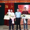 Ủy ban Nhân dân huyện Tiên Yên (Quảng Ninh) biểu dương, khen thưởng đột xuất 2 nam thanh niên dũng cảm cứu người. (Ảnh: TTXVN phát)