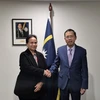 Đại sứ Việt Nam tại Australia Phạm Hùng Tâm (phải) chào xã giao Cao ủy Nauru Camilla Solomon. (Ảnh: TTXVN phát)
