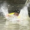 Thời tiết nắng nóng khiến nhiều em nhỏ tìm đến sông suối, kênh mương để tắm. (Ảnh minh họa. Nguồn: TTXVN)