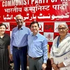 Đại sứ Nguyễn Thanh Hải và Tổng Bí thư Đảng Cộng sản Ấn Độ D.Raja (ở giữa) cùng đại biểu hai nước. (Ảnh: Đại sứ quán Việt Nam tại Ấn Độ)
