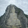 Nổi bật giữa thiên nhiên là ngọn núi đá vôi hùng vĩ với bức tượng Phật Thích Ca Mâu Ni trong tư thế ngồi tọa thiền. Bức tượng được khắc nổi bằng vàng 24K, có chiều cao 109m và rộng khoảng 70m.