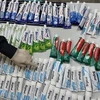 Kiểm đếm lô hàng chất ma túy được giấu trong những tuýp kem đánh răng bị thu giữ từ hành lý của 4 tiếp viên hàng không hồi tháng 3/2023. (Ảnh: TTXVN phát)