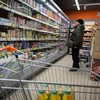 Khách hàng mua sắm tại một siêu thị ở Moskva, Nga. (Ảnh: AFP/TTXVN)