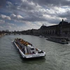 Các thuyền chở khách du lịch di chuyển trên sông Seine ở Paris, Pháp. (Ảnh: AFP/TTXVN)