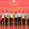 Phó Tổng Thanh tra Chính phủ Bùi Ngọc Lam chúc mừng 7 cán bộ được điều động, bổ nhiệm lần này. (Nguồn: Thanh tra Chính phủ)