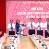 Các lãnh đạo Ban Tuyên giáo Trung ương chúc mừng bà Đinh Thị Mai. (Ảnh: Phương Hoa/TTXVN)
