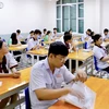 Các thí sinh tại điểm thi trường THPT Lê Quý Đôn (Quận 3) chuẩn bị làm bài thi. Ảnh: Hồng Giang - TTXVN