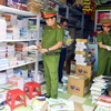 Lực lượng Cảnh sát Kinh tế (Công an tỉnh Quảng Bình) kiểm tra phát hiện hai cơ sở buôn bán sách, vở lậu trên địa bàn. (Ảnh: TTXVN phát)