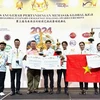 Đoàn Việt Nam nhận 6 cúp cá nhân tại lễ trao giải cuộc thi 'Thách thức ẩm thực toàn cầu lần thứ 3' tại Kuala Lumpur. (Ảnh: Hằng Linh/TTXVN)