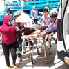 Lực lượng biên phòng kịp thời tiếp nhận, hỗ trợ chuyển thuyền viên bị bệnh đến Bệnh viện Hữu nghị Việt Nam-Cuba Đồng Hới để cấp cứu, điều trị. (Ảnh: TTXVN phát)