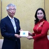 Phó Chủ tịch Ủy ban Nhân dân thành phố Đà Nẵng Nguyễn Thị Anh Thi (bên phải) tặng quà lưu niệm cho ông Motoya Kazuhiro, Phó Thị trưởng thành phố Sakai (Nhật Bản). (Ảnh: Quốc Dũng/TTXVN)