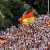 Cổ động viên đội tuyển Đức tập trung ở trung tâm thành phố Stuttgart và diễu hành về sân Stuttgart Arena, nơi diễn ra trận tứ kết đầu tiên của EURO 2024 giữa đội chủ nhà Đức và Tây Ban Nha. (Ảnh: Anh Ngọc/TTXVN)