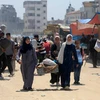 Người dân sơ tán khỏi khu vực phía Đông thành phố Khan Younis, Dải Gaza ngày 2/7. (Ảnh: THX/TTXVN)