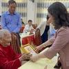 Phó Chủ tịch nước Võ Thị Ánh Xuân tặng quà cho Mẹ Việt Nam Anh hùng. (Ảnh: Thanh Thủy/TTXVN)