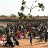 Người tị nạn chờ nhận lương thực cứu trợ tại Bentiu, Nam Sudan, ngày 6/2/2023. (Ảnh: AFP/TTXVN)