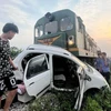 Hiện trường vụ va chạm giữa ôtô con và tàu hỏa ở Vĩnh Yên. (Ảnh: TTXVN phát)