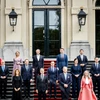 Tân Thủ tướng Hà Lan Dick Schoof (thứ 3, trái, hàng đầu) cùng Nội các mới sau lễ tuyên thệ nhậm chức trước Nhà vua Willem-Alexander (thứ 3, phải, hàng đầu) tại Hague, ngày 2/7. (Ảnh: AA/TTXVN)