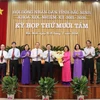 Lãnh đạo tỉnh Bắc Ninh tặng hoa chúc mừng bà Nguyễn Hương Giang (thứ 6 từ phải) đã hoàn thành nhiệm vụ Chủ tịch Ủy ban Nhân dân tỉnh. (Ảnh: Thanh Thương/TTXVN)