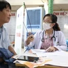 Bác sỹ Bệnh viện Bạch Mai tư vấn cho bệnh nhân. (Ảnh: Minh Quyết/TTXVN)