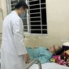 Bệnh nhân ngộ độc được điều trị tại Bệnh viện Đa khoa khu vực Long Khánh sau khi ăn bánh mỳ hồi tháng Năm. (Ảnh: TTXVN phát)