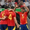 Cầu thủ Lamine Yamal (phải) ăn mừng cùng đồng đội sau khi ghi bàn thắng cân bằng tỷ số 1-1 trong trận gặp đội tuyển Pháp. (Ảnh: THX/TTXVN)
