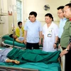 Lãnh đạo tỉnh Hà Giang và Ủy ban An toàn Giao thông Quốc gia thăm hỏi, động viên, hỗ trợ nạn nhân bị thương đang cấp cứu, điều trị tại Bệnh viện Đa khoa tỉnh Hà Giang. (Ảnh: TTXVN)