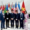 Đội tuyển Việt Nam gồm 4 học sinh (đứng giữa trong ảnh) tham dự Olympic Sinh học quốc tế năm 2024. (Nguồn: Bộ Giáo dục và Đào tạo)