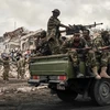 Binh sỹ Somalia tuần tra tại hiện trường một vụ đánh bom ở thủ đô Mogadishu. (Ảnh: AFP/TTXVN)