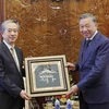Chủ tịch nước Tô Lâm tặng quà lưu niệm cho Đại sứ Trung Quốc Hùng Ba. (Ảnh: Nhan Sáng/TTXVN)