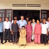 Chánh án Tòa án Nhân dân Tối cao Nguyễn Hòa Bình thăm gia đình chính sách tại Quảng Nam. (Ảnh: TTXVN phát)