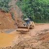 Các phương tiện máy móc tập trung xử lý hàng ngàn mét khối bùn đất trong vụ sạt lở ở Hà Giang. (Ảnh Đức Thọ/TTXVN)